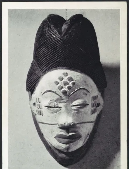 Photographie ancienne : masque blanc mpongwe à haute coiffe striée, lèvres et tatouages peints