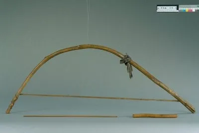 Arc musical mungongo : branche courbée tendue d’une corde, avec sa baguette de frappe