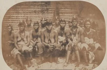 Photographie de janvier 1862 : une vingtaine de femmes assises, coiffures hautes et colliers de perles