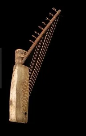 Harpe mpongwè à huit cordes, caisse tendue de peau et chevillier à tête sculptée