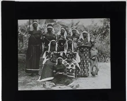 Plaque de projection : une douzaine de femmes mpongwè en costumes de cérémonie posant en groupe
