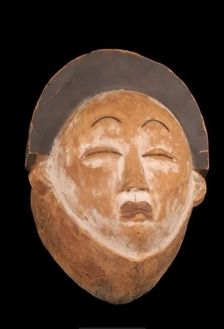 Masque mpongwè rond au visage de kaolin encadré d’une coiffure sombre