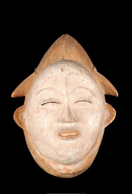Masque de danse mpongwè au visage entièrement couvert de kaolin clair
