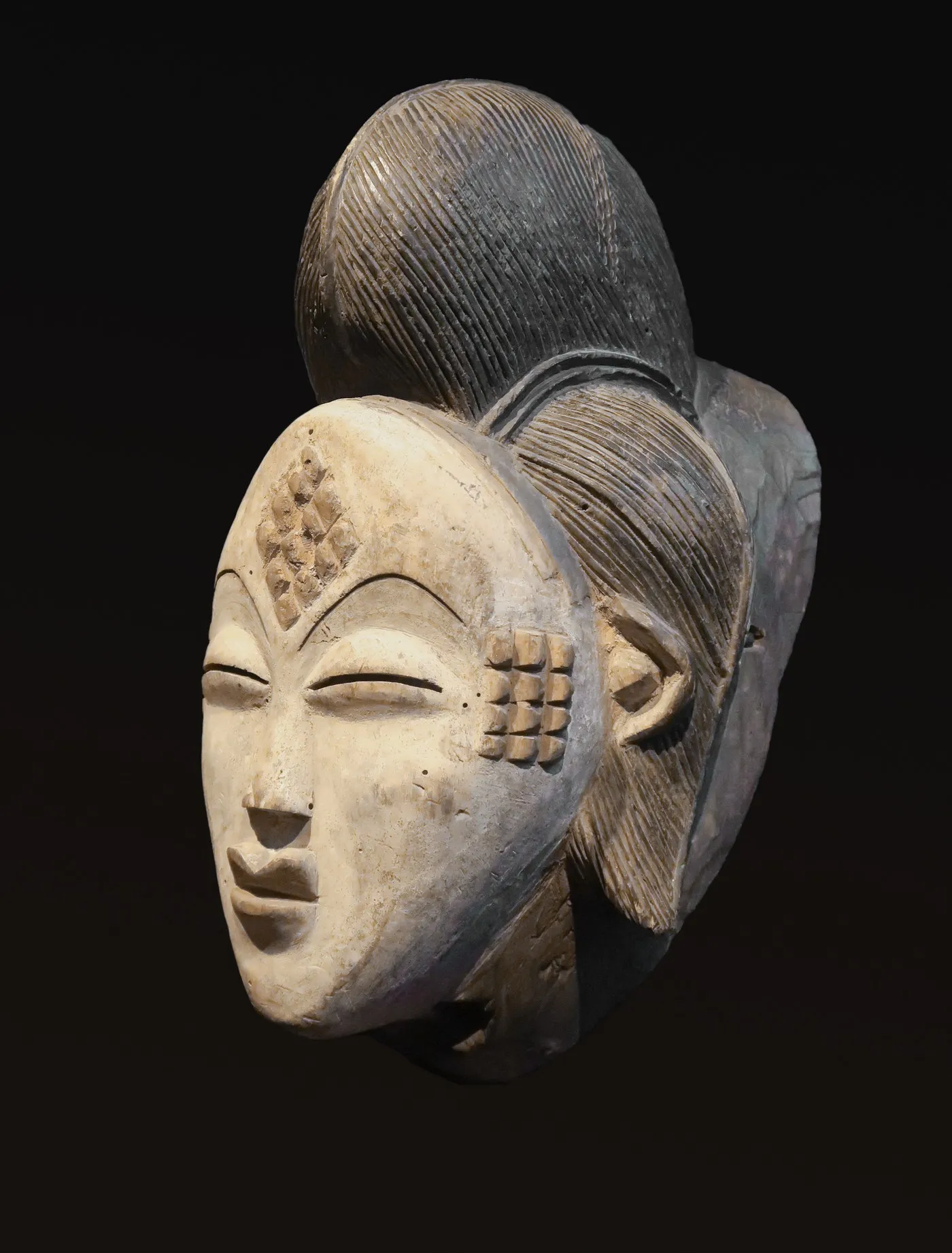 Masque okuyi au visage blanc de kaolin et à la haute coiffe striée