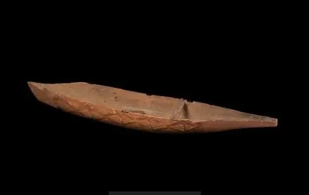 Modèle réduit de pirogue mpongwè en bois clair, effilée, à fond plat