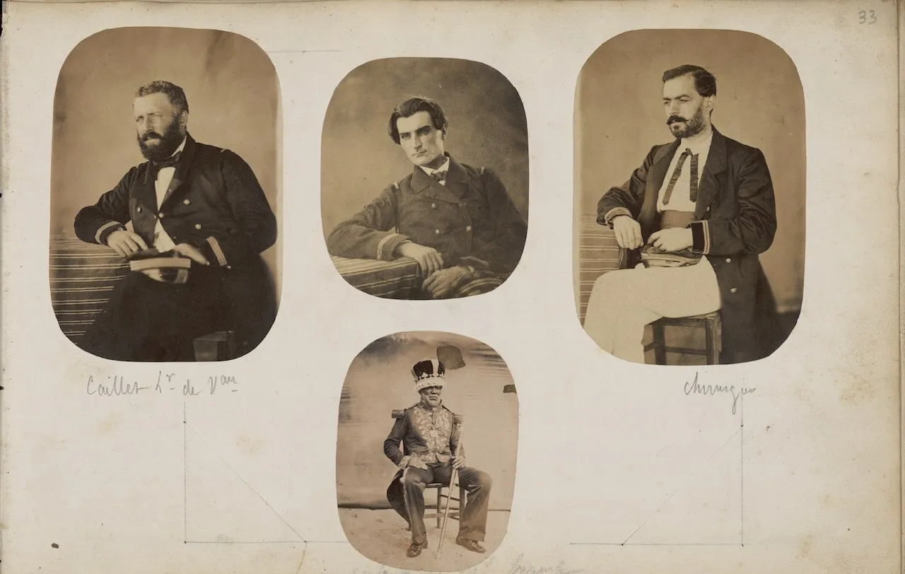 Planche d’album : trois portraits d’officiers français et, au centre en bas, le roi Denis assis en insignes royaux
