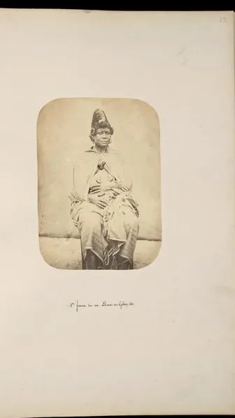 Planche d’album : la première épouse du roi Denis assise, drapée, haute coiffure en chignon