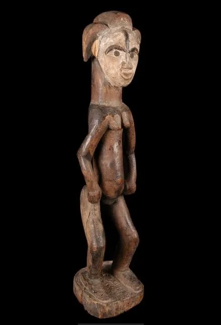 Statuette funéraire mpongwé de profil, debout, coiffure à raies et face blanchie