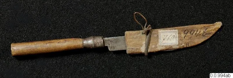 Couteau à manche de bois clair et son fourreau de bois ligaturé
